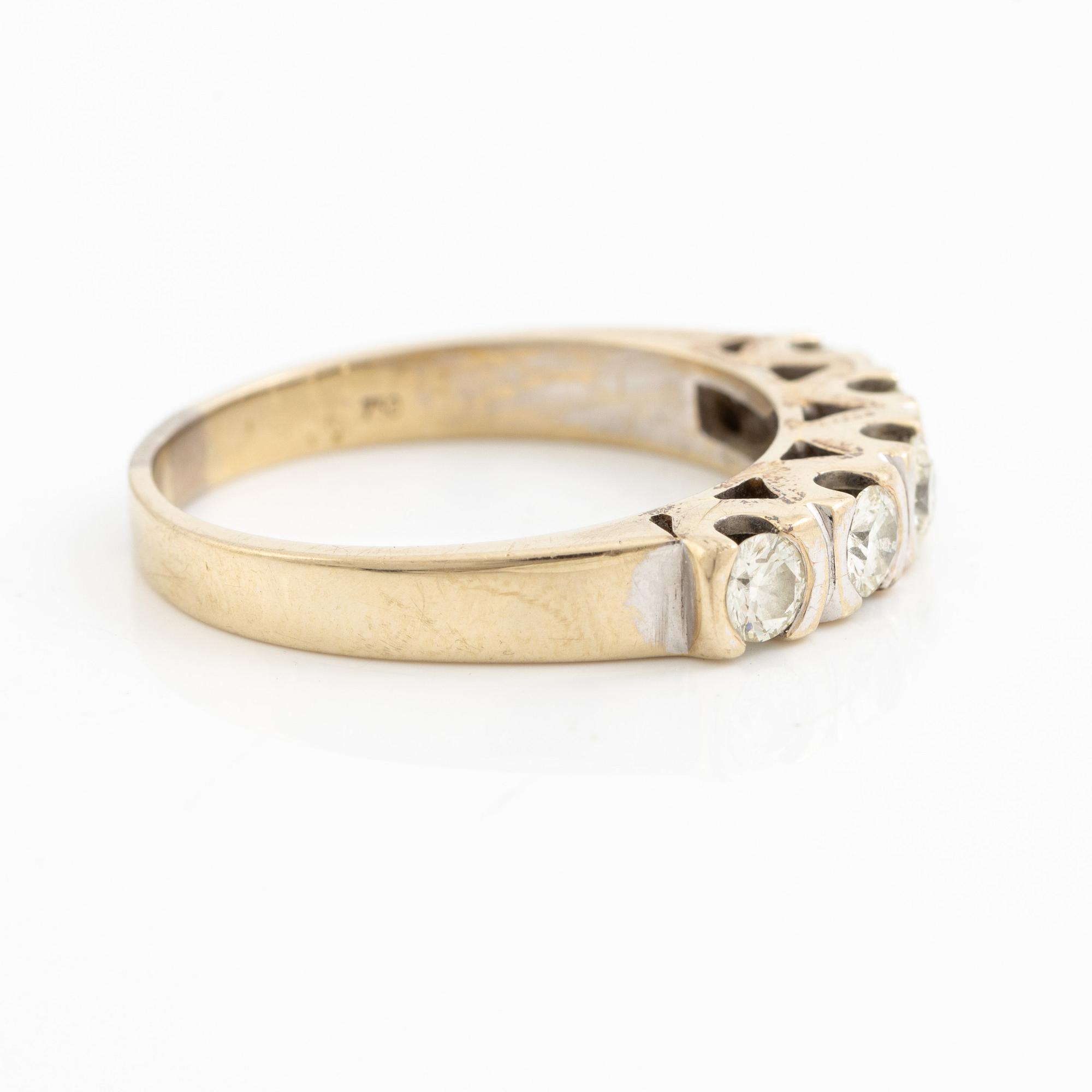 Ring, 18K vitguld med fem briljantslipade diamanter.