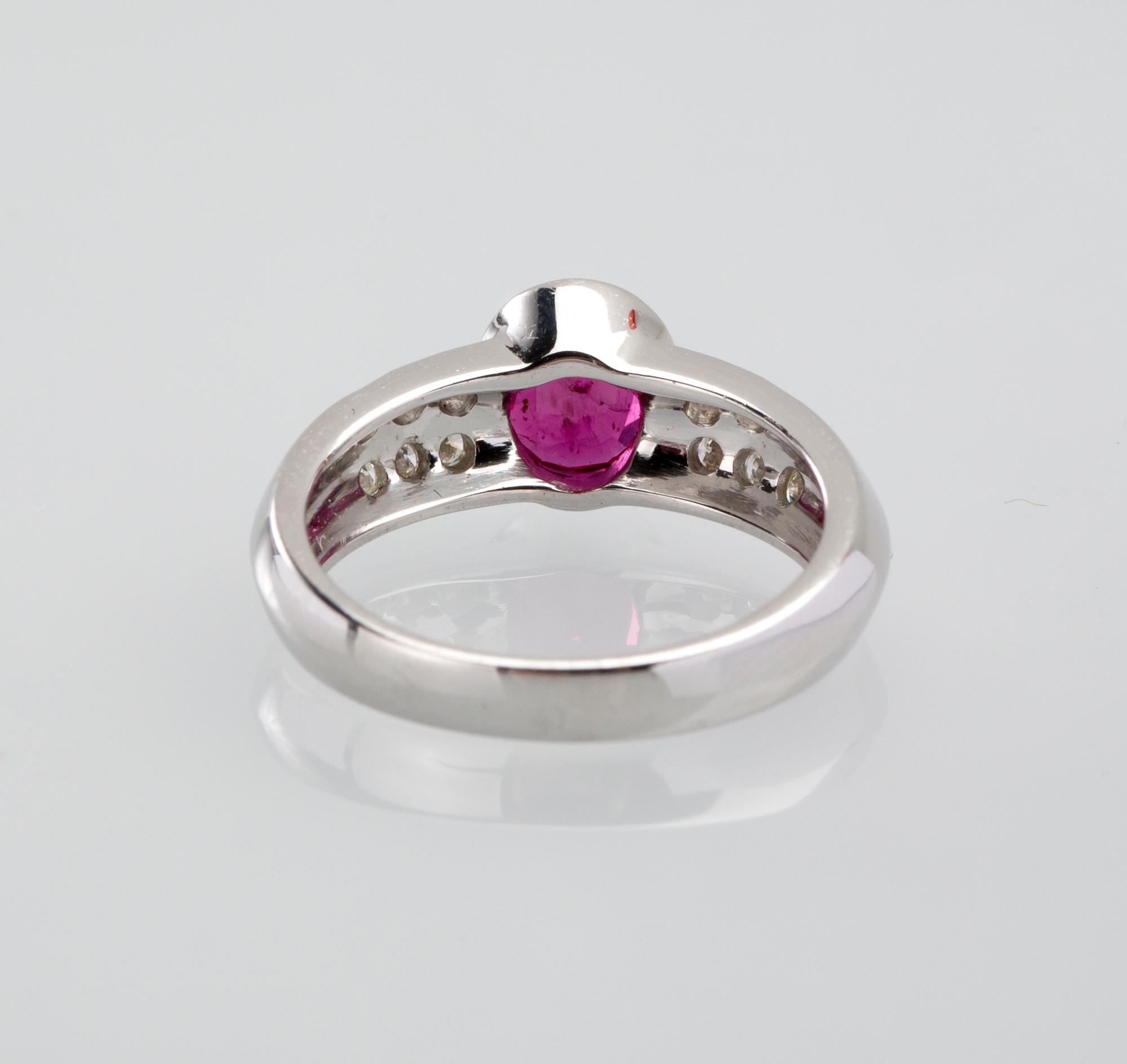 RING, 18 k vitguld med rubin ca 0.70 ct, troligtvis obehandlad, diamanter ca 0.24 ct. Vikt ca 4,8 g.