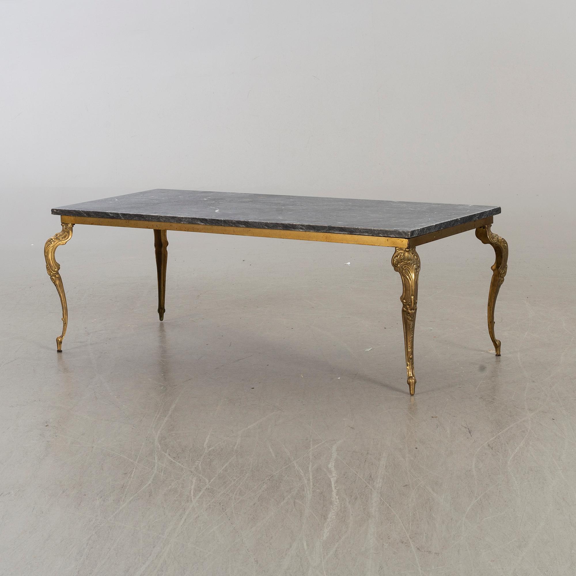 A MARBLE TOP COFFEE TABLE.