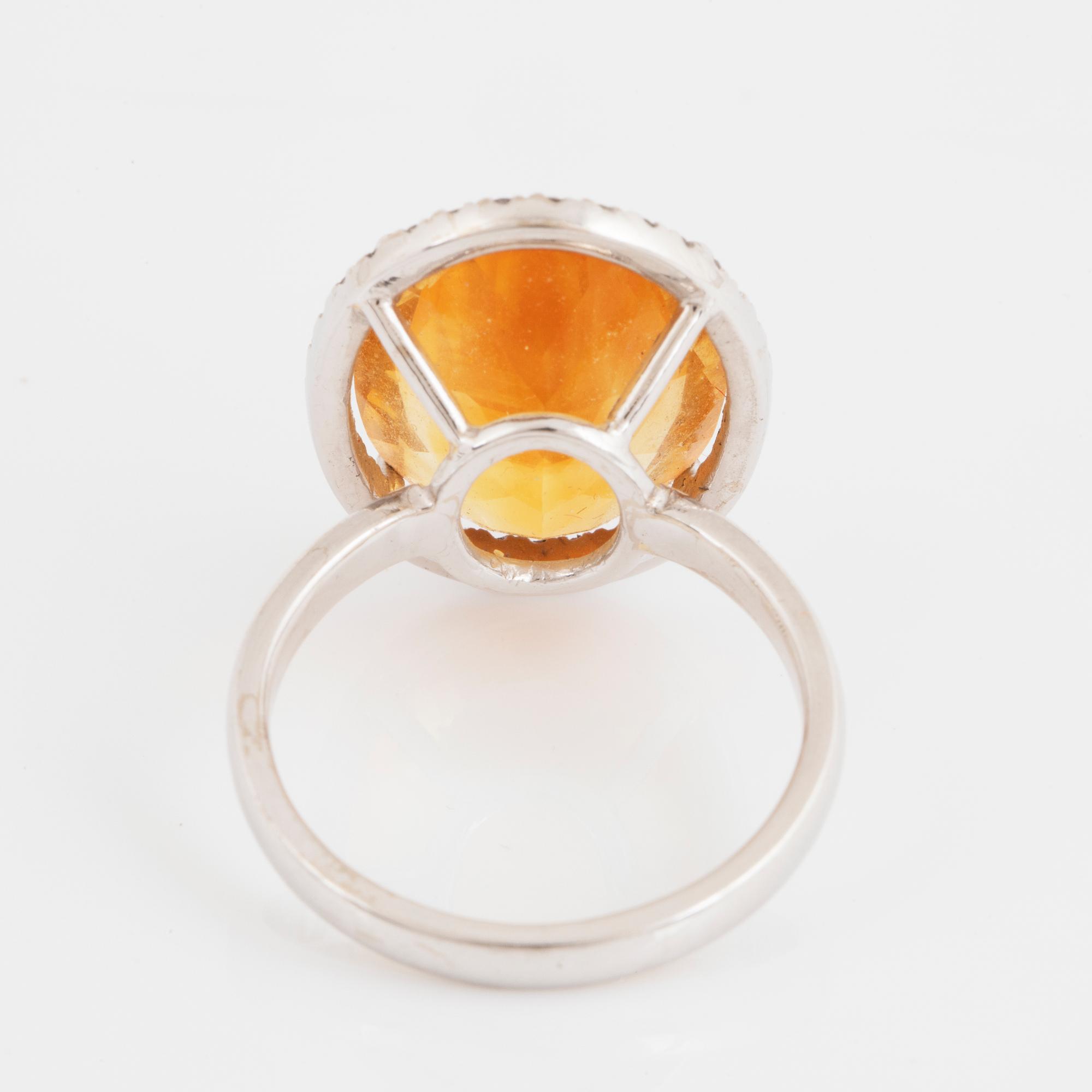 Citrine and small brilliant-cut diamond cocktailring.