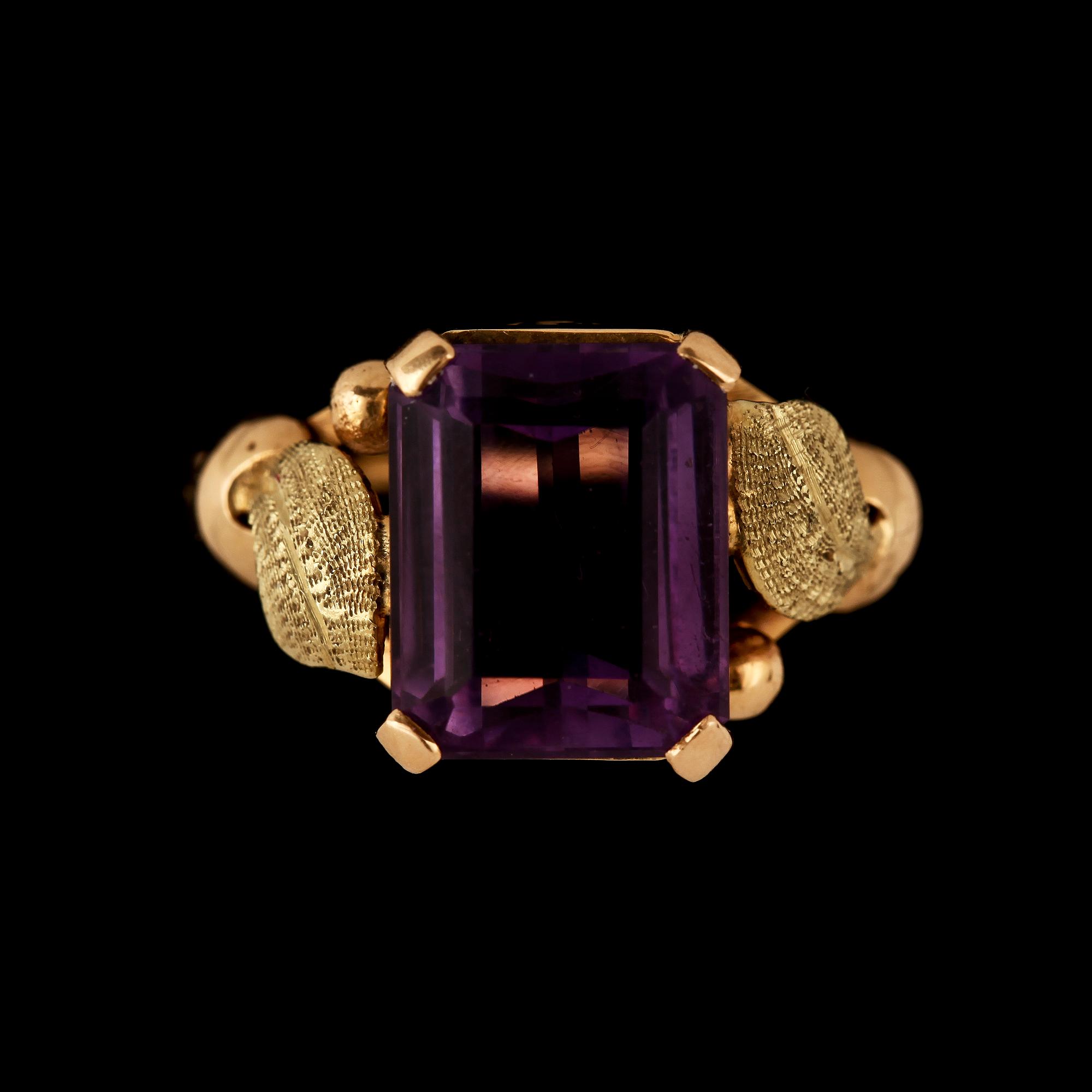 RING, 18k guld med åttkantslipad ametist. Vikt 4 g.