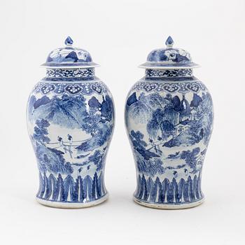 A pair of Chinese blue and white urns with cover, 20th century.