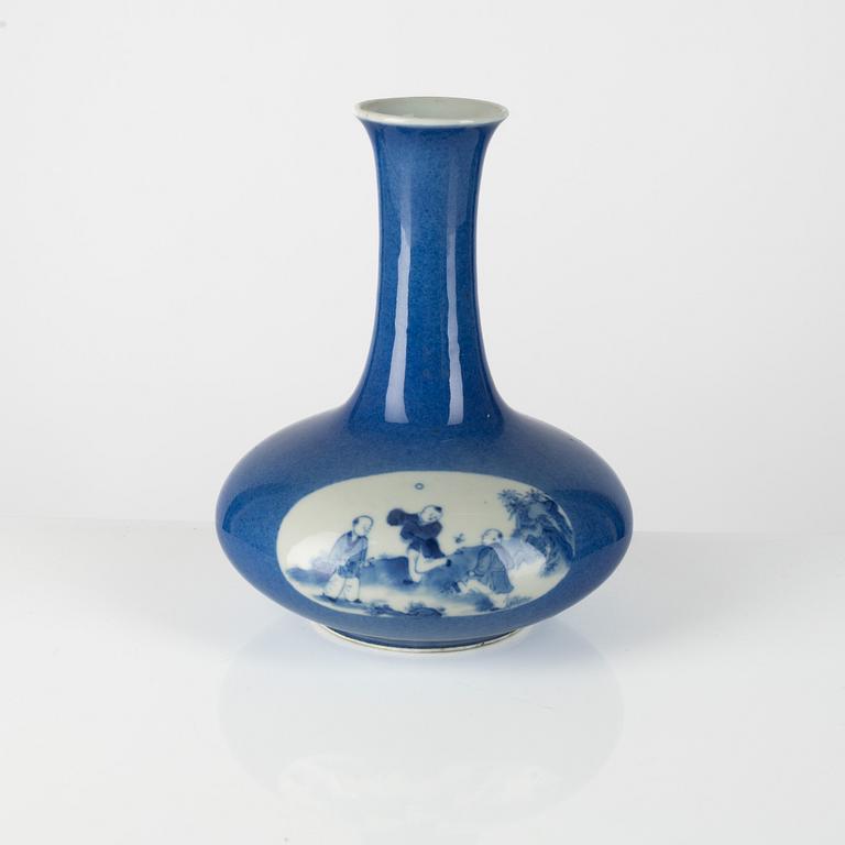 A blur and white porcelain vase, China, late Qing dynasty.