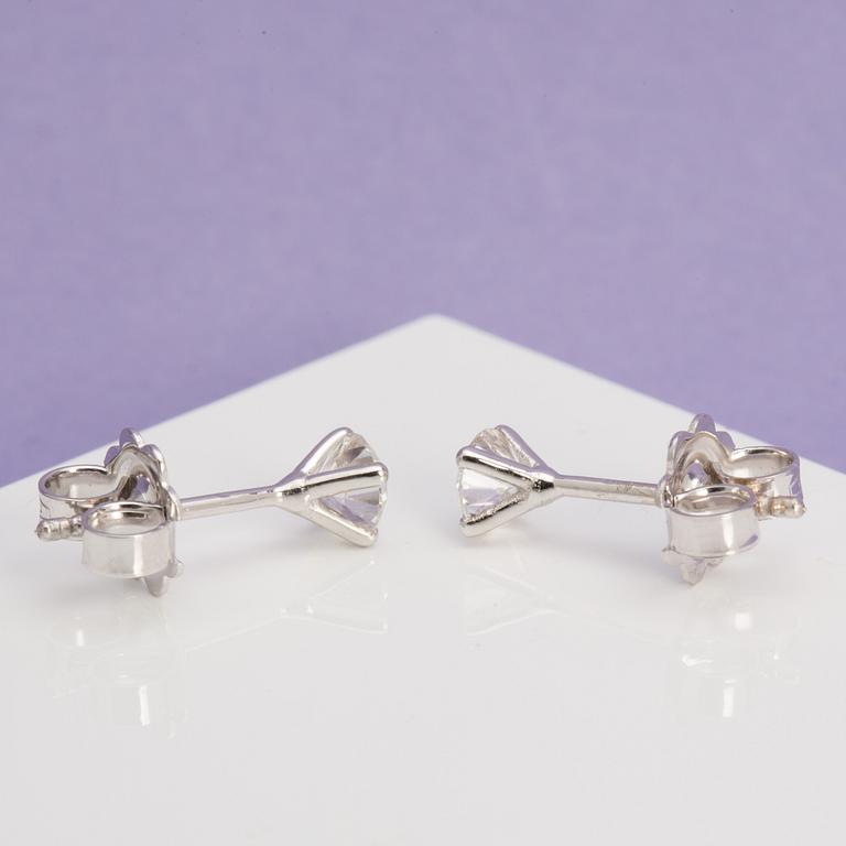 A pair of brilliant-cut diamond earrings ca 0.64 cts.