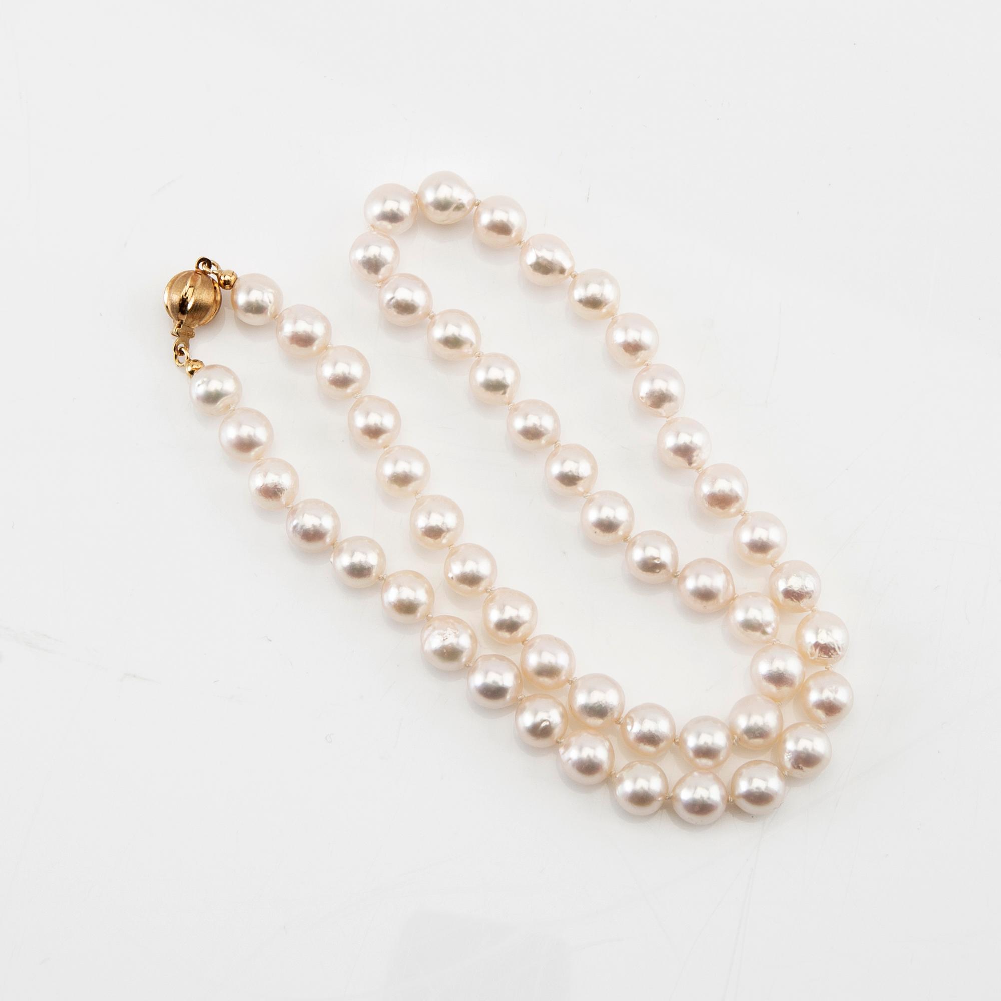 Halsband av odlade pärlor och lås av 18K guld.