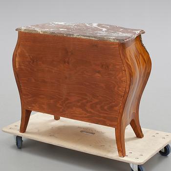 BYRÅ, rokokostil, 1900-talets mitt.