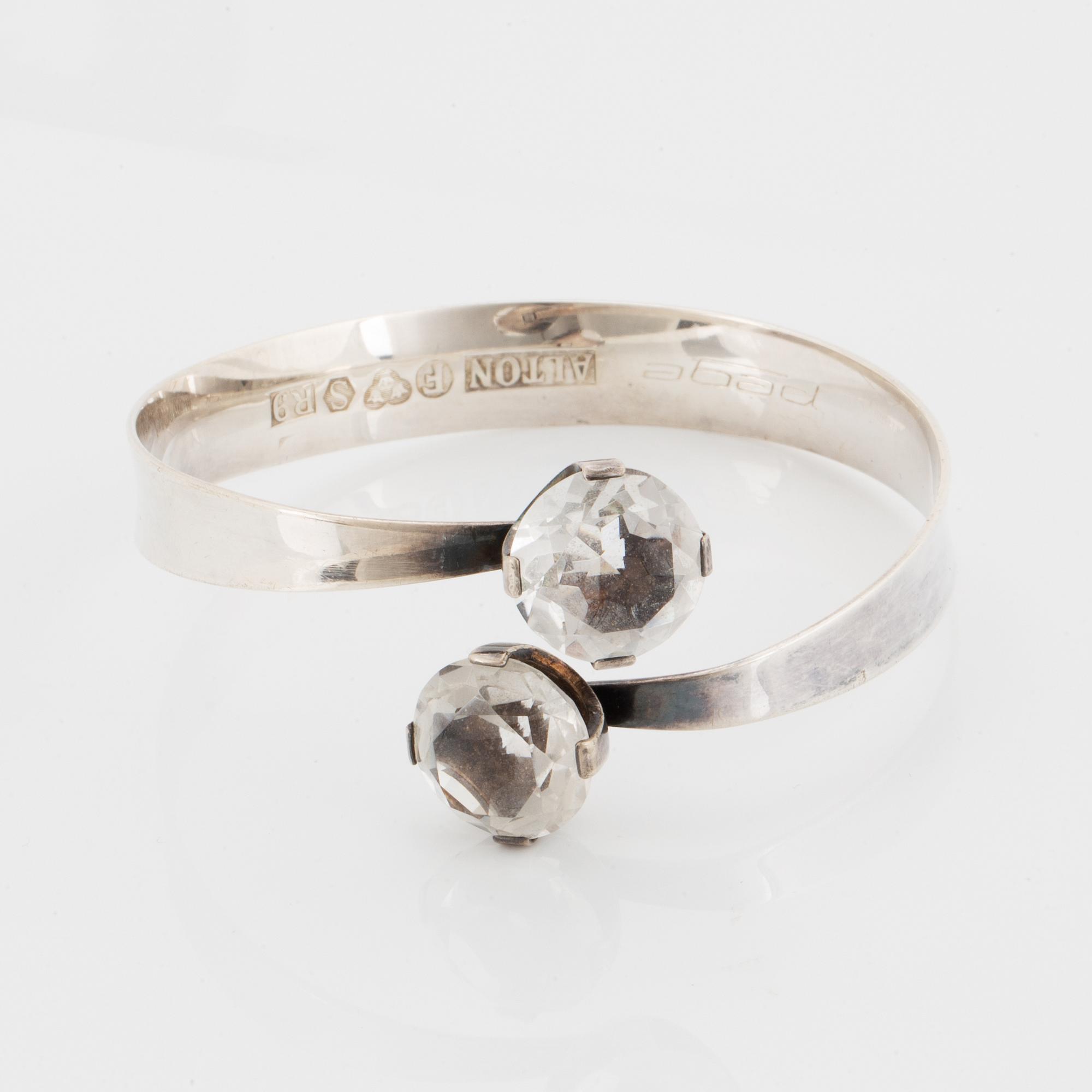 HALSMYCKE OCH ARMRINGAR två st, silver med bärnsten och bergkristall.