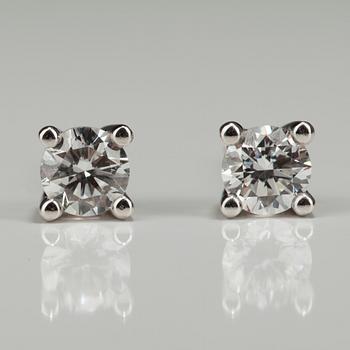 ÖRHÄNGEN, vitguld 18K, briljantslipade diamanter, tot. 0,42 ct. Vikt 1,6 g.