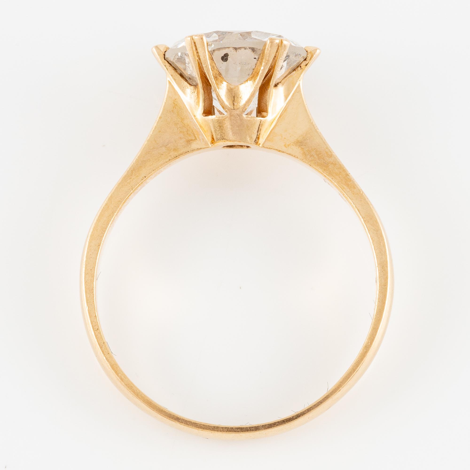 Ring 18K gold with a round brilliant-cut diamond.