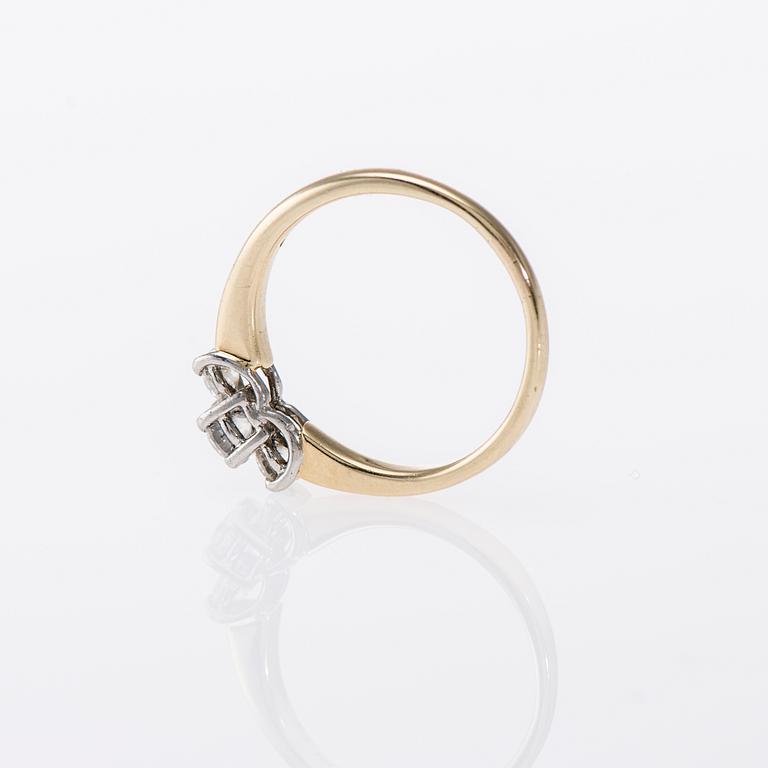 RING, 14K guld, 3 diamanter, totalt 0,42 ct. Vikt 2,9 g.