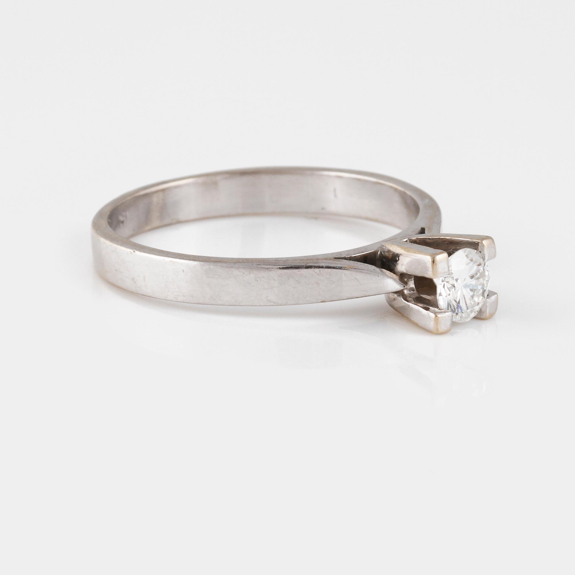 RING, 18K vitguld med briljantslipad diamant 0.32 ct, importstämplad. Vikt 3,6 gram.