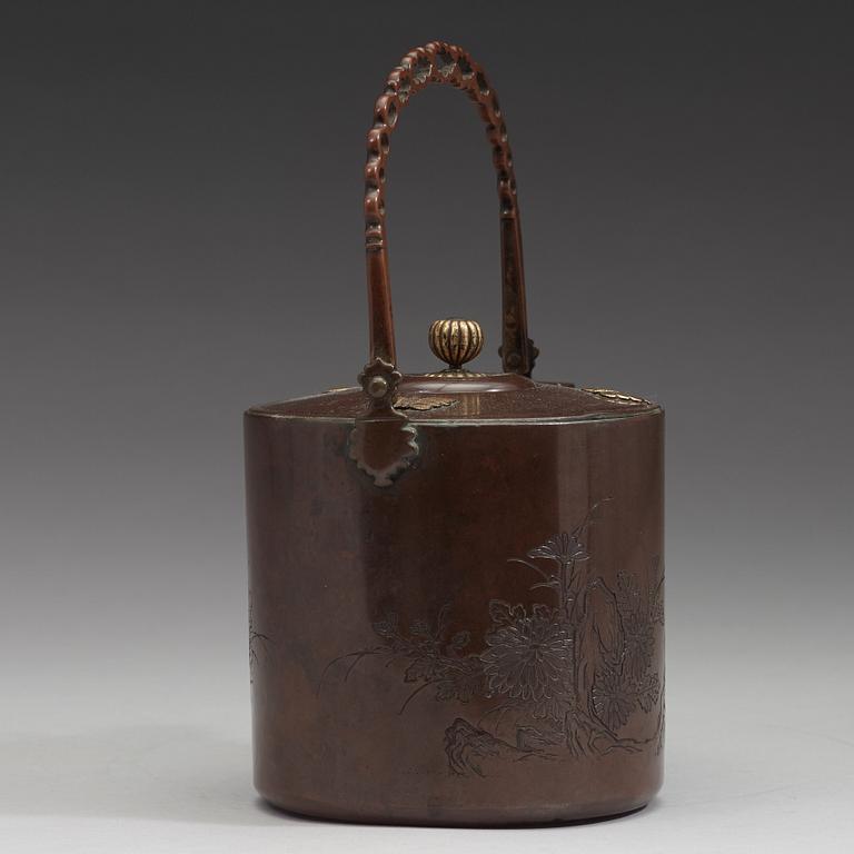 A Japanese copper alloy tea pot with cover, late Edo period (1603-1868).