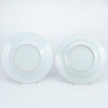 TALLRIKAR, 2 st, porslin, Qianlong, Kina 1700-tal.