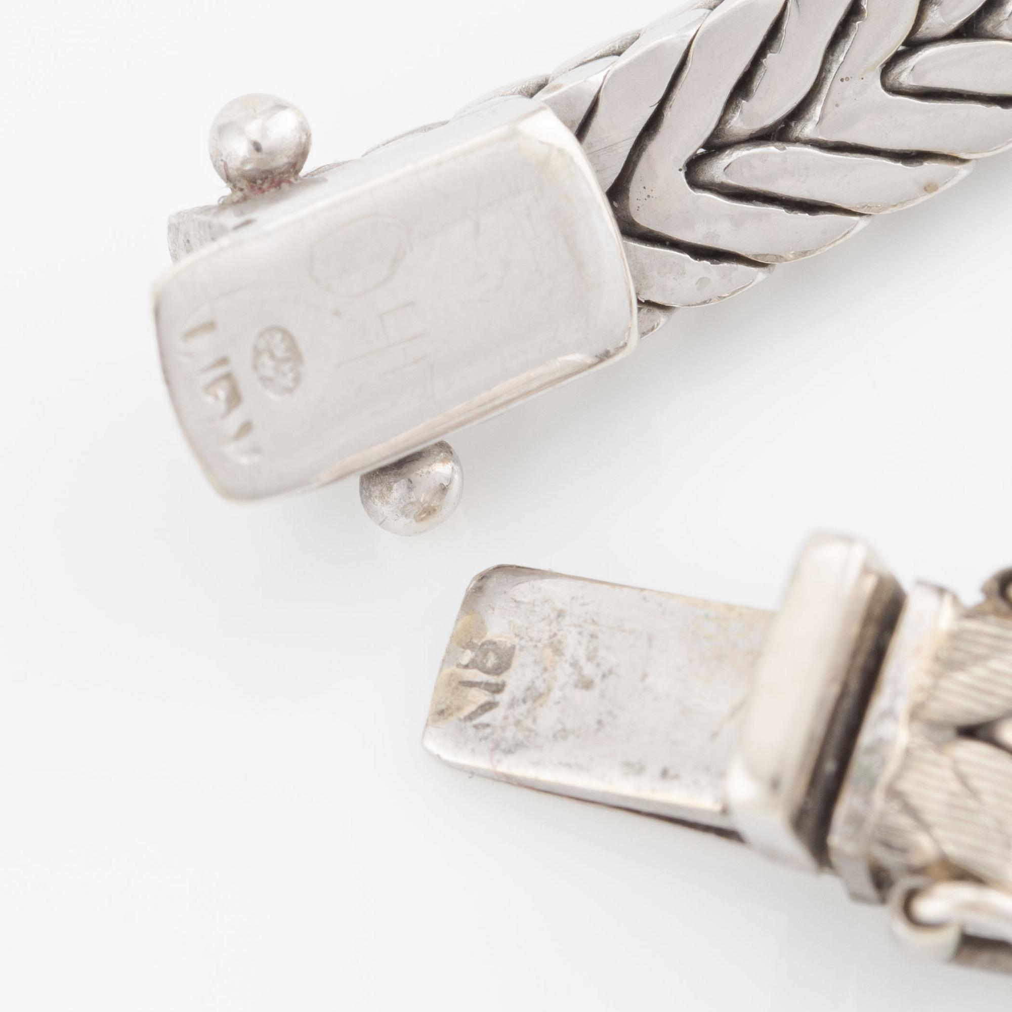 Armband, 18K guld och vitguld med briljantslipade diamanter.