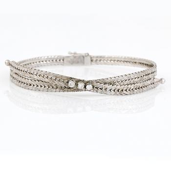 ARMBAND, 18K vitguld med 3 briljantslipade diamanter, tot ca 0,20 ct. Vikt 17,99 g.