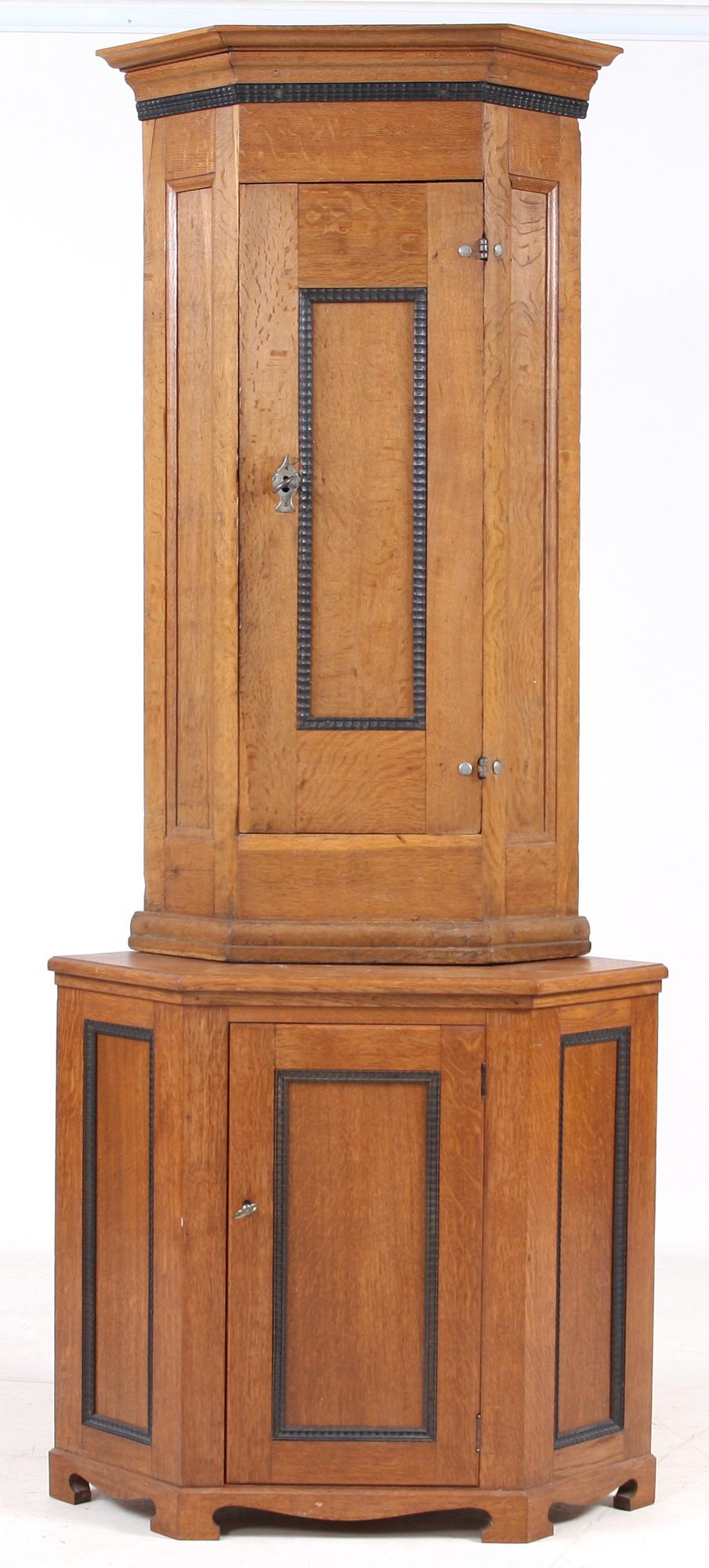 HÖRNSKÅP, barockstil, delvis 1700-tal.