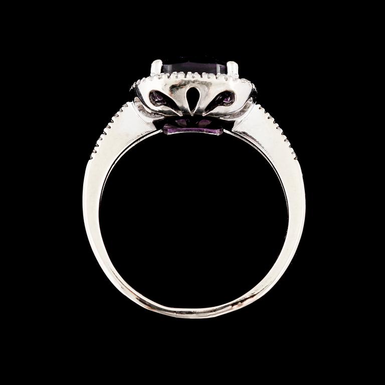 RING, 14K vitguld med checkerslipad ametist samt små briljantslipade diamanter. Vikt 3,6 g.