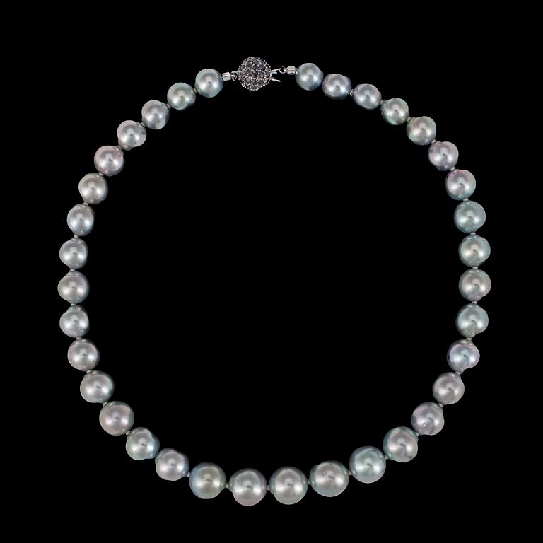 A cultured tahiti pearl necklace, 13,8-10,6 mm.