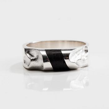 RING, sterling silver och ebenholts, "Bantu" Zoltan Popovits, Lapponia 1996. Vikt 6,6 g.