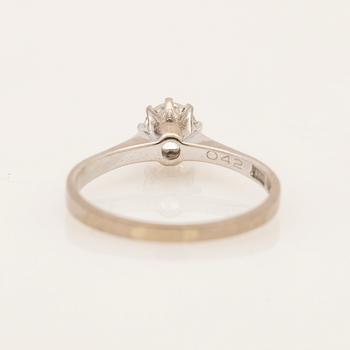 Ring, 18K vitguld med briljantslipad diamant.