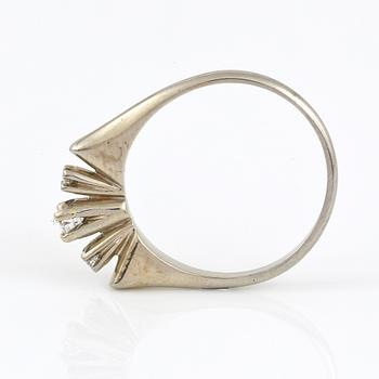 RING, 18K vitguld med 3 briljantslipade diamanter, tot ca 0,23 ct. Vikt 3,90 g.