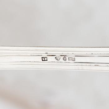 Uppläggningsbestick, ett par, silver, med adliga ätten von Kraemers vapen.