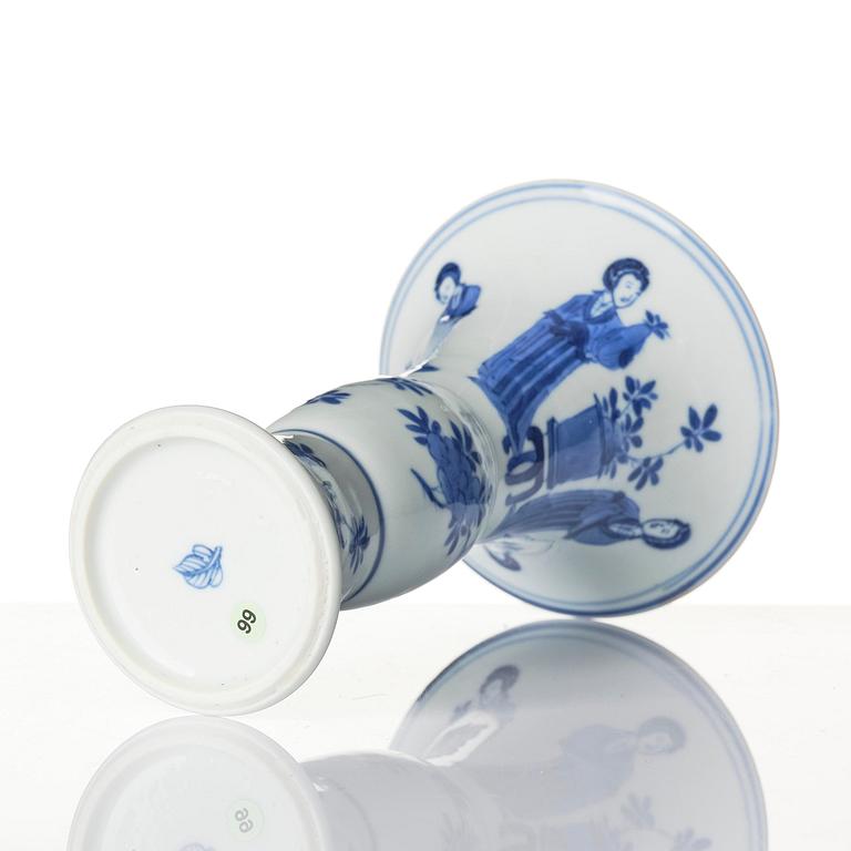 Two blue and white 'lange lisen' vases and a ewer, Qing dynasty, Kangxi (1662-1722).