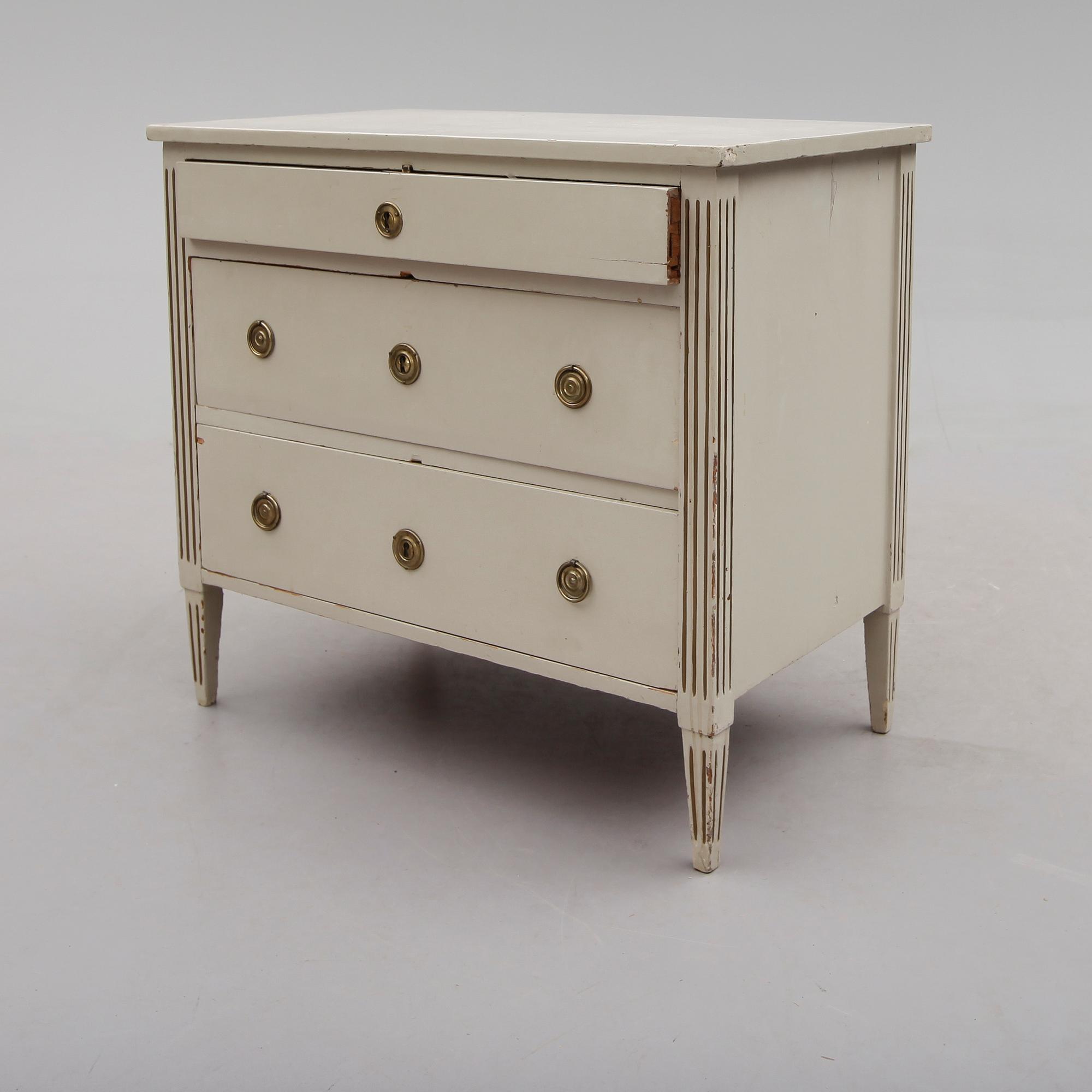 BYRÅ, sengustaviansk, omkring år 1800.