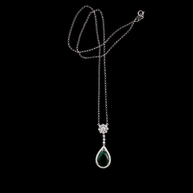 COLLIER, 18 k vitguld, droppformad fasettslipad smaragd, briljantslipade diamanter tot 0.67 ct.