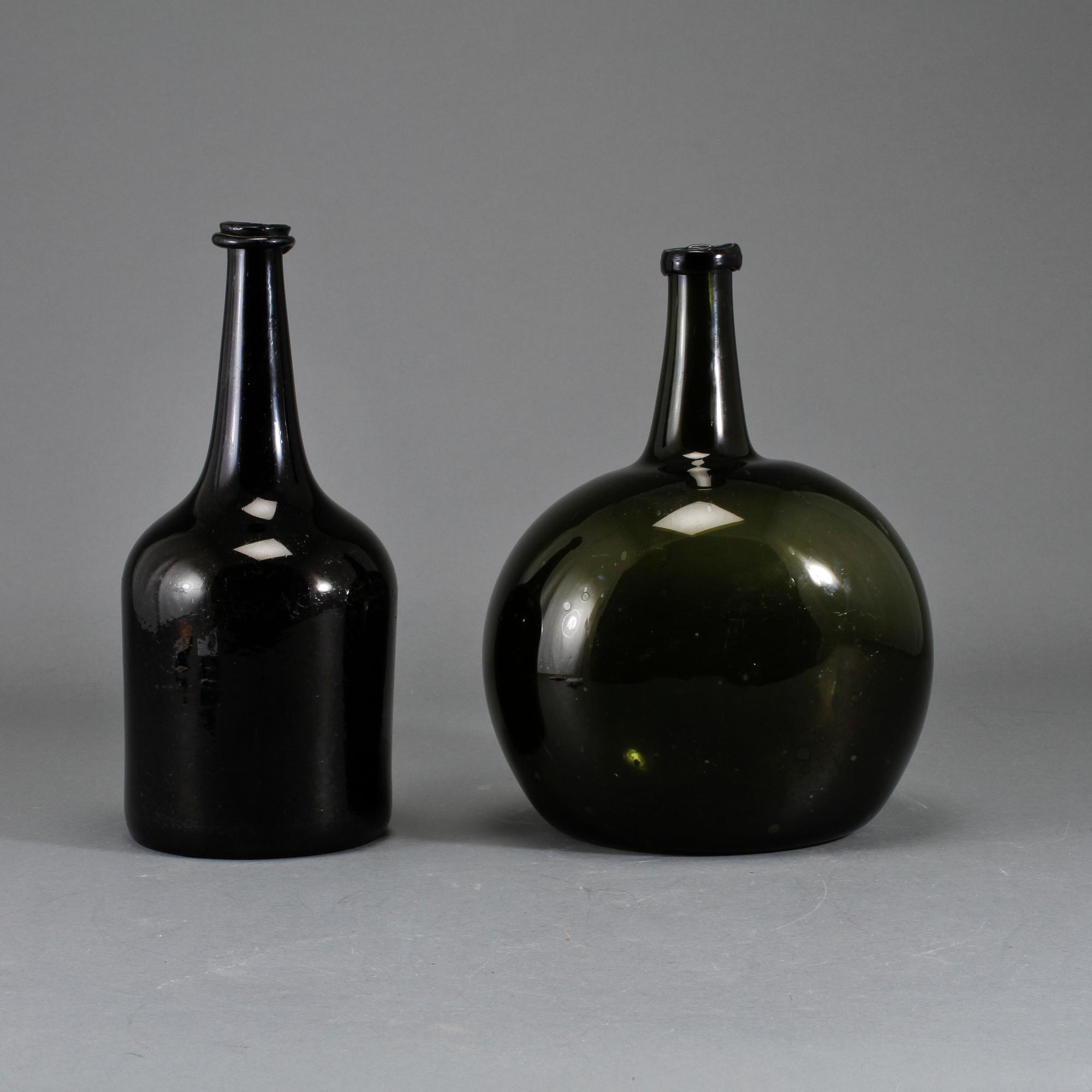 FLASKOR, 2 st, glas, 1700/1800-tal.