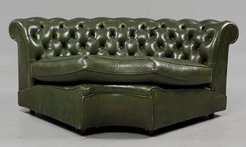 HÖRNSOFFA, tre delar, s k Chesterfield-modell, 1900-tal.