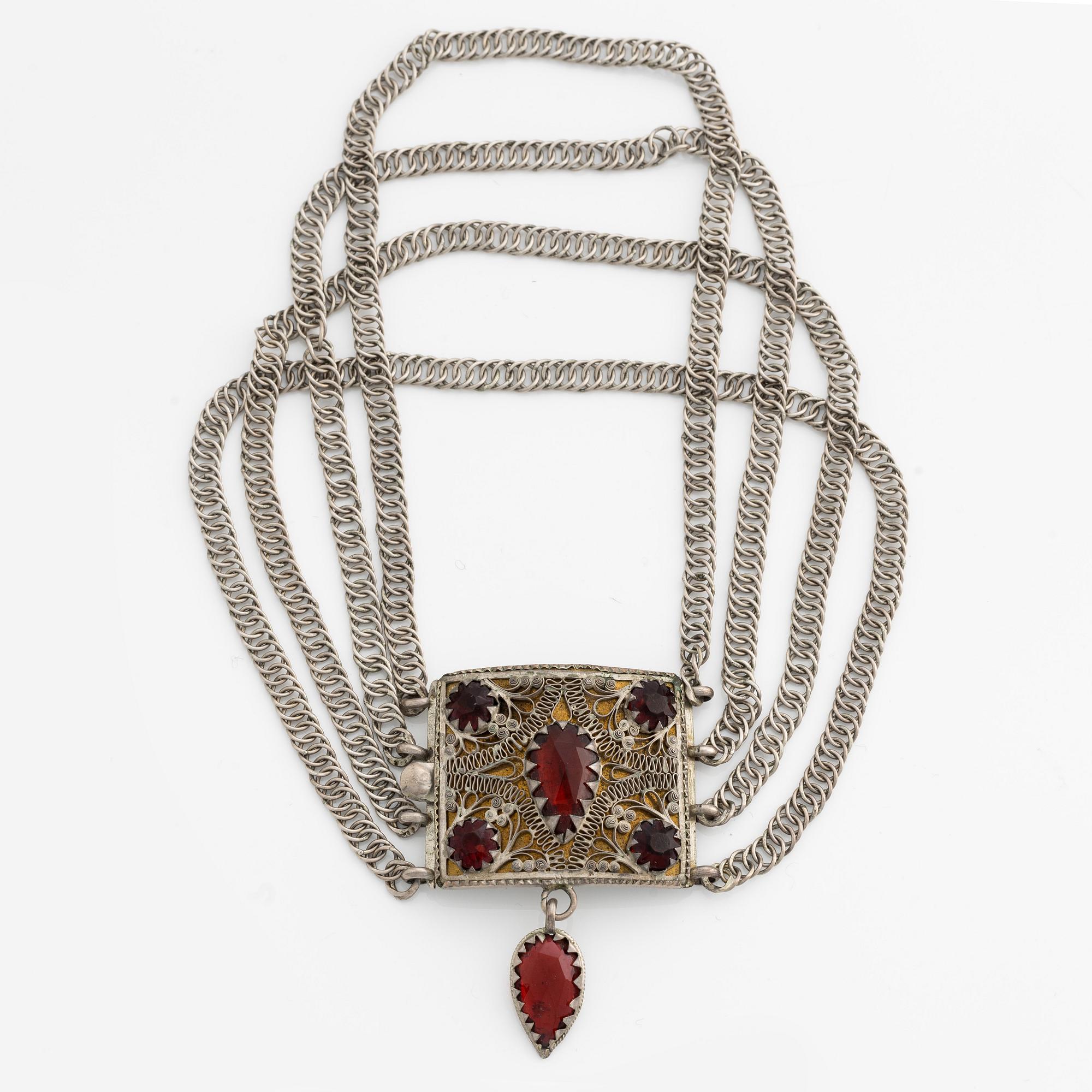 Dräktsmycke, allmoge, flerradigt, silver med röda glasstenar.