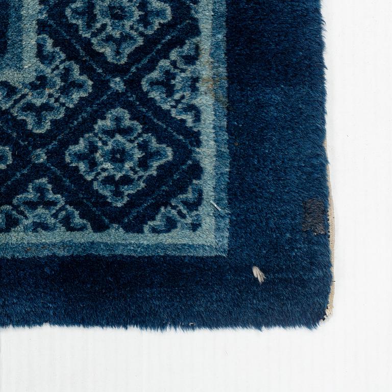 A carpet, semi-antique Baotou, China, figural, ca 260.5 x 184.5 cm.