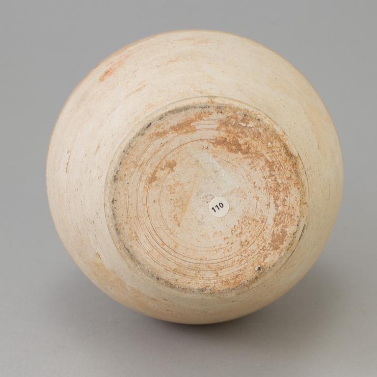 A clay vase with handles, presumably Tang dynasty.