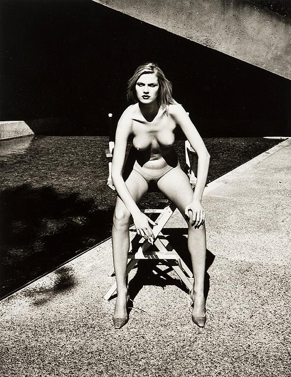 HELMUT NEWTON, gelatinsilverfotografi med copyrightstämpel a tergo, numrerad 206/500 a tergo.