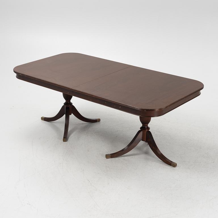 Matbord, ett par karmstolar och 6 stolar. 1900-tal.