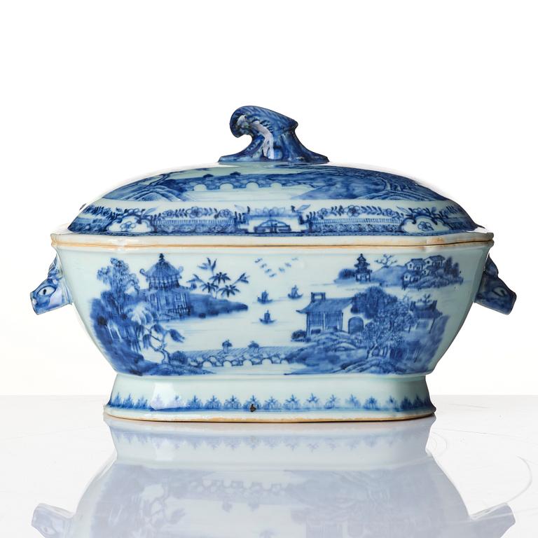 A blue and white export porcelain tureen with cover, Qing dynasty, Qianlong (1736-95).