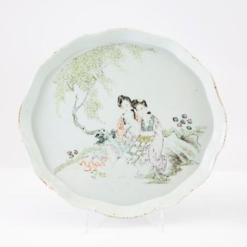 A set with two enamelled Chinese porcelain dishes, 20th century.