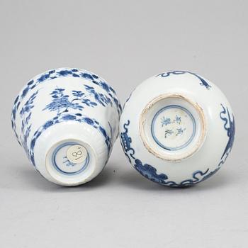 A blue and white vase and cup, Qing dynasty, Kangxi (1662-1722).