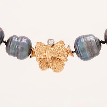 A cultured pearl necklace with a 14K white and red gold clasp and round brilliant cut diamonds.