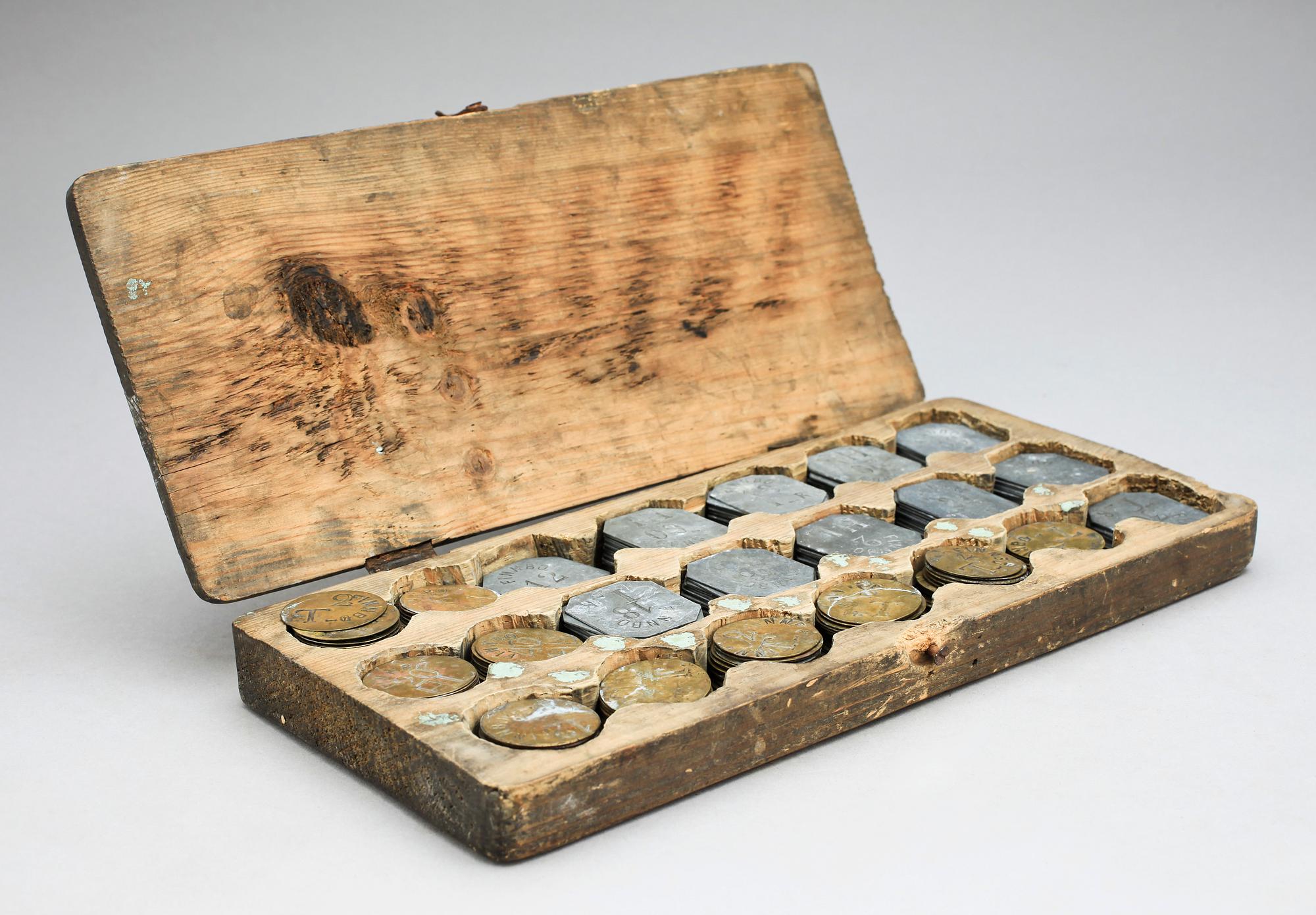 LOKALPOLETTER, i skrin, allmoge, 1800-tal.