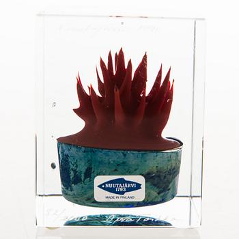 OIVA TOIKKA, An annual cube signed Oiva Toikka Nuutajärvi 1991 and numbered 82/2000.