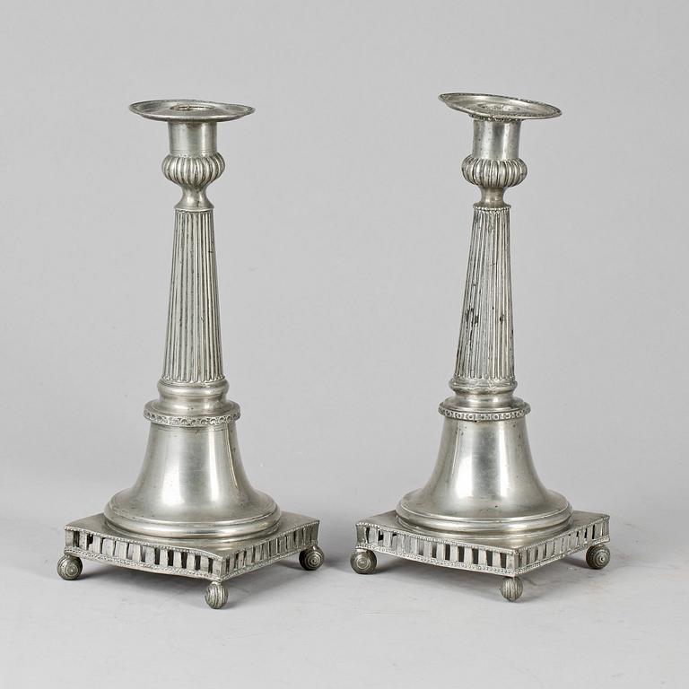 LJUSSTAKAR, 2 st snarlika, tenn, bl a Carl Peter Eckerström, Västerås, 1822. Sengustavianska 1800-talets första hälft.