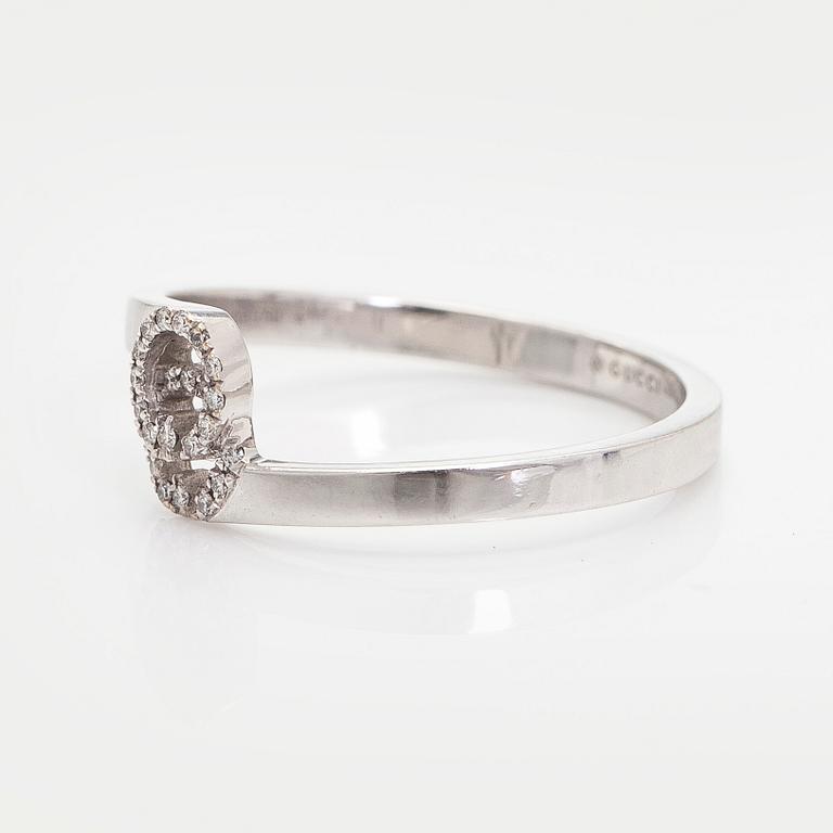 Gucci, an 18K white gold 'GG Running' ring with diamonds.