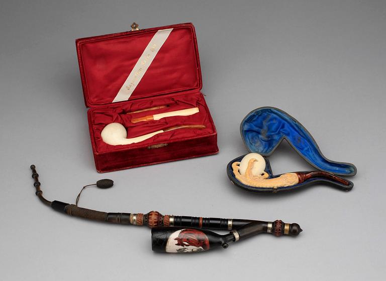 SJÖSKUMSPIPA samt PIPOR, 3 st, bl a ben och trä, 1800/1900-tal.