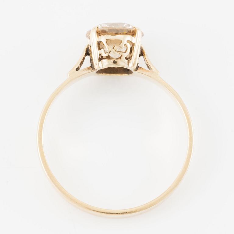 Ring, 18K gold with yellow-toned synthetic stone.