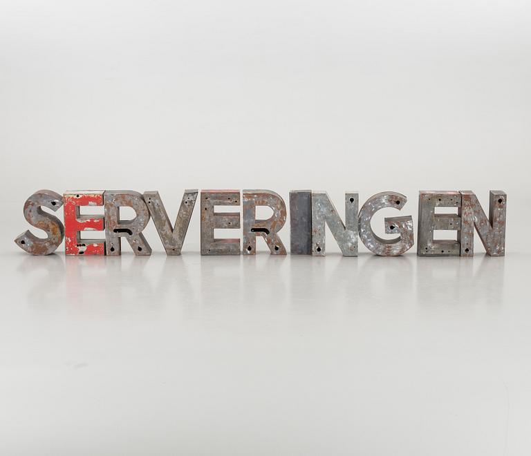 BOKSTÄVER I PLÅT, 11 st, 'SERVERINGEN', 1930-50-tal.