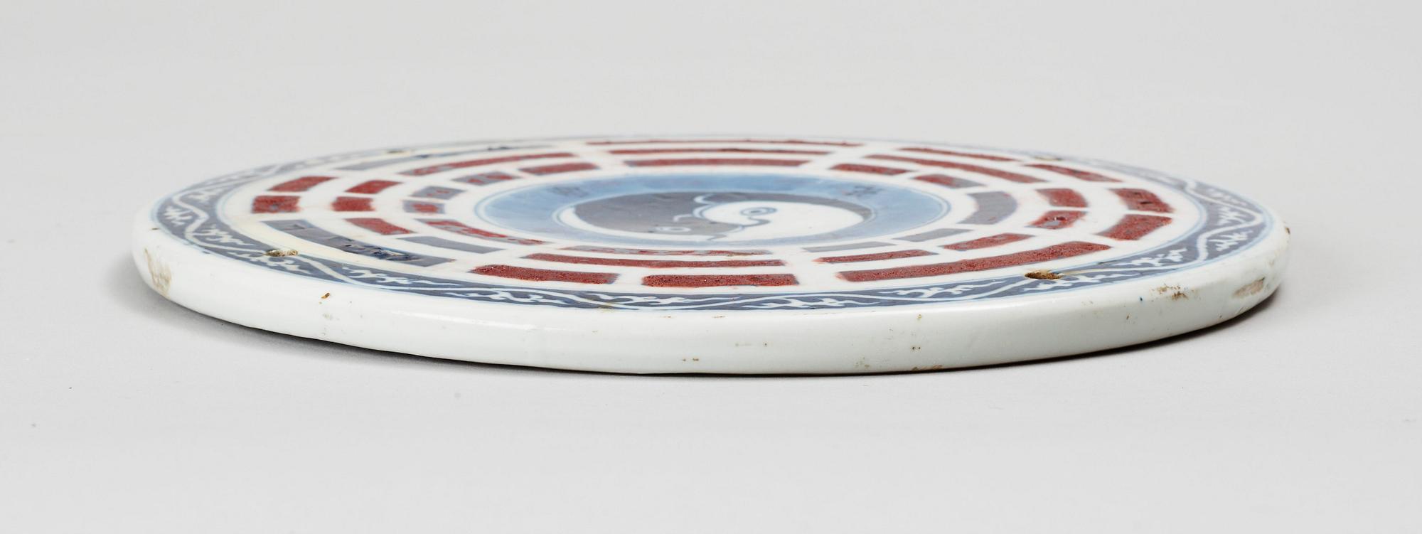 PLANKETT, porslin. Kina. 1900-tal.