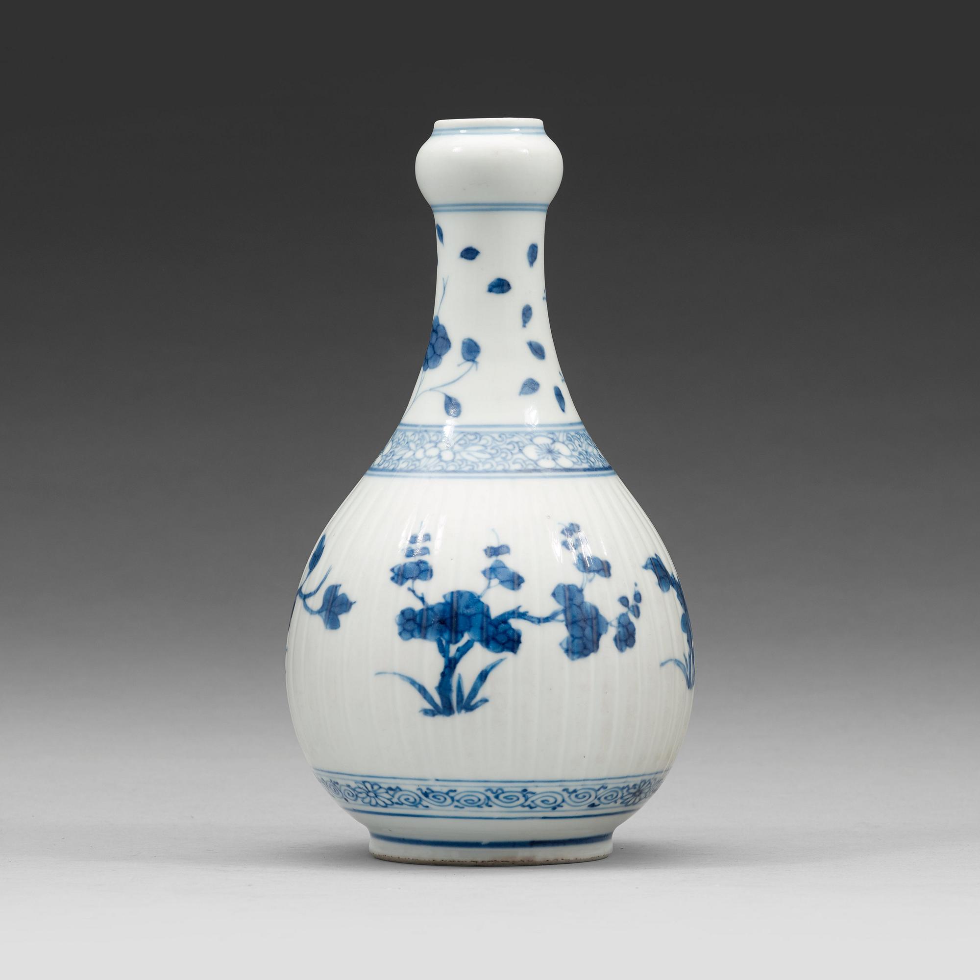 FLASKA, porslin. Qingdynastin, Kangxi (1662-1722).