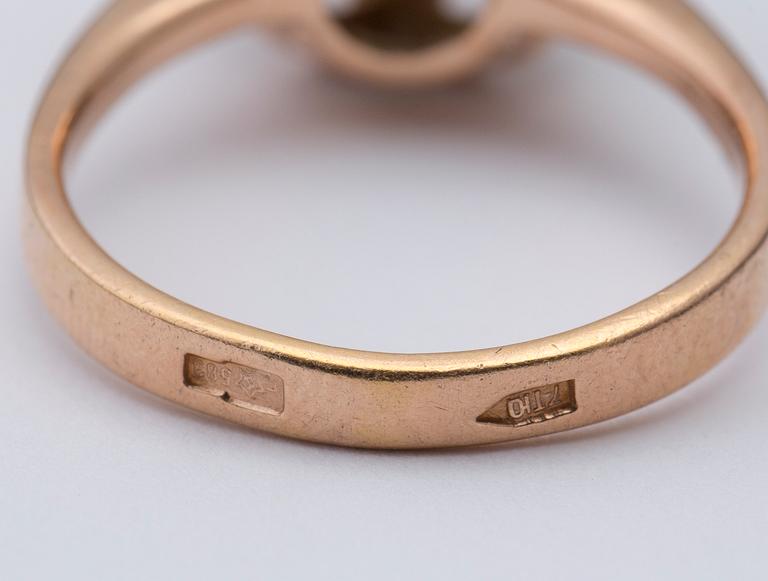 SMYCKESET, ring, hänge samt örhängen, 14 k guld med pärlor. Ryssland, 1955. Totalvikt ca 10 g.